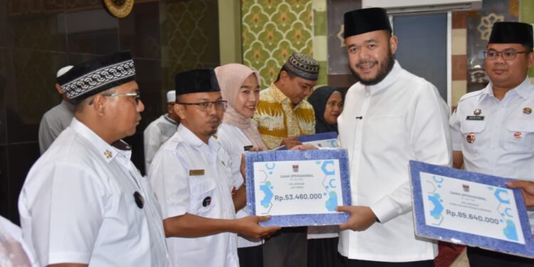 Usai menunaikan shalat Subuh berjamaah di Masjid Raya Andalas, Wali Kota Padang Fadly Amran menyerahkan dana operasional RT/RW Kecamatan Padang Timur Triwulan III, Rabu (22/10).(Foto: Ist)