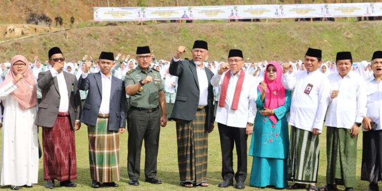 Wakil Wali Kota Padang Maigus Nasir hadiri, apel peringatan Hari Santri Nasional Tahun 2025 yang digelar di Pondok Pesantren Perguruan Ar-Risalah, Kelurahan Balai Gadang, Kecamatan Koto Tangah, Rabu (22/10).(Foto:Ist)