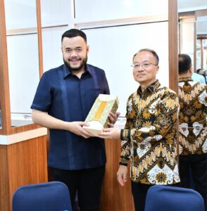 Wali Kota Padang Fadly Amran, menyambut kedatangan rombongan dari Tianjin Foreign Studies University (TFSU), Republik Rakyat Tiongkok, dalam sebuah pertemuan yang berlangsung di Rumah Makan Lamun Ombak Padang, Rabu (22/10).(Foto:Ist)