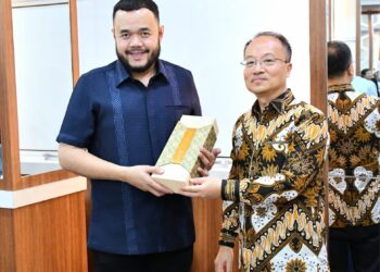 Wali Kota Padang Fadly Amran, menyambut kedatangan rombongan dari Tianjin Foreign Studies University (TFSU), Republik Rakyat Tiongkok, dalam sebuah pertemuan yang berlangsung di Rumah Makan Lamun Ombak Padang, Rabu (22/10).(Foto:Ist)