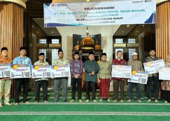 Wakil Wali Kota (Wawako) Padang Maigus Nasir, menyerahkan secara simbolis dana operasional triwulan III tahun 2025 kepada Ketua RT/RW, guru TPQ dan MDT, imam masjid, serta kader Posyandu dan PAUD se-Kecamatan Padang Barat.