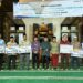 Wakil Wali Kota (Wawako) Padang Maigus Nasir, menyerahkan secara simbolis dana operasional triwulan III tahun 2025 kepada Ketua RT/RW, guru TPQ dan MDT, imam masjid, serta kader Posyandu dan PAUD se-Kecamatan Padang Barat.