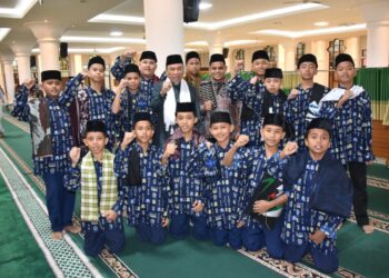 Buya Maigus Nasir, saat menghadiri kegiatan Padang Bersholawat, dalam rangka Peringatan Hari Santri Nasional Tingkat Kota Padang, yang digelar oleh Kementerian Agama Kota Padang, di Masjid Agung Nurul Iman, Rabu malam (22/10).(Foto:Ist)