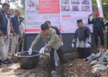 Wakil Walikota Padang Maigus Nasir meletakkan batu pertama, pembangunan Rumah Layak Huni bagi Rumah Tangga Miskin (RTM), program Tanggung Jawab Sosial dan Lingkungan (TJSL) PT Semen Padang, di Jalan Bandar Buat, Kelurahan Bandar Buat, Kecamatan Lubuk Kilangan, Kamis (23/10).(Foto: Ist)