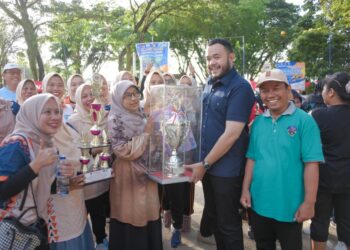 Wali Kota Padang Fadly Amran secara resmi, menutup Turnamen Bola Voli SMPN 28 Padang Cup IX, sekaligus menyerahkan hadiah kepada para pemenang. Turnamen ini berlangsung di halaman SMP Negeri 28 Padang, Sabtu (25/10).(Foto:Ist)