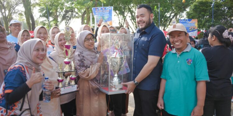 Wali Kota Padang Fadly Amran secara resmi, menutup Turnamen Bola Voli SMPN 28 Padang Cup IX, sekaligus menyerahkan hadiah kepada para pemenang. Turnamen ini berlangsung di halaman SMP Negeri 28 Padang, Sabtu (25/10).(Foto:Ist)