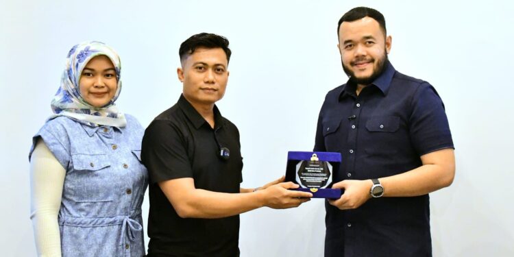 Wali Kota Padang Fadly Amran, menyambut baik kehadiran PT Karunia Raya Intan Sentosa (KRIS), yang berlokasi di Jalan Ampang Karang Gantiang, Kelurahan Ampang, Kecamatan Kuranji.(Foto:Ist)