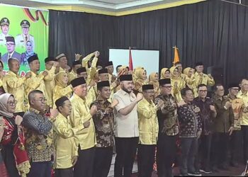 Wali Kota Padang Fadly Amran, yang juga Ketua Umum Ikatan Keluarga Tanah Datar (IKTD) Sumatera Barat (Sumbar), mengukuhkan secara resmi Pengurus Ikatan Keluarga Tanah Datar Padang Panjang (IKTDPP) Kota dan Kabupaten Solok masa bakti 2025-2030, di Aula SMKN 1 Kota Solok, Sabtu (25/10).(Foto:Ist)
