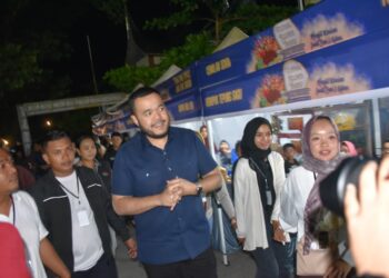Wali Kota Padang Fadly Amran hadiri, Festival Aksi Keselamatan Lalu Lintas dan Kebudayaan Kuliner Tradisional, di halaman Kantor Camat Kayu Tanam, Sabtu malam (25/10).(Foto:Ist)