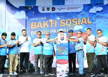 Wali Kota Padang Fadly Amran, hadiri kegiatan Bakti Sosial Bersih Pantai yang diinisiasi oleh Kepolisian Daerah (Polda) Sumatera Barat (Sumbar), Minggu (26/10).(Foto: Ist)