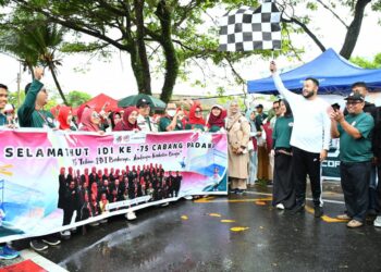 Walikota Padang Fadly Amran hadiri acara peringatan Hari Ulang Tahun (HUT) ke-75 IDI Cabang Padang, yang dipusatkan di halaman SDN 27 Olo Ladang, Kelurahan Olo, Kecamatan Padang Barat, Minggu (26/10).(Foto: Ist)