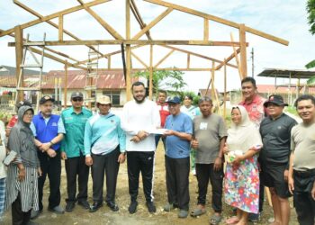 Wali Kota Padang Fadly Amran, tinjau langsung proses pembangunan Pos Keamanan Keliling (Poskamling) Gunung Sago yang berlokasi di Jalan Gunung Sago No. 46, tepat di perbatasan RT 02 dan RT 03 RW 02, Kelurahan Gunung Pangilun, Kecamatan Padang Utara, Minggu (26/10).(Foto: Ist)