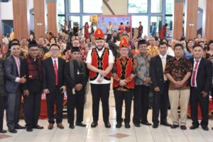 Wali Kota Padang Fadly Amran  hadiri,  pelantikan Badan Pengurus Harian (BPH) Ikatan Keluarga Masyarakat Nias (IKMN) Sumatera Barat Periode 2025–2030, di Gedung Bagindo Aziz Chan Youth Center, Minggu (26/10).(Foto:Ist)