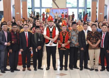 Wali Kota Padang Fadly Amran hadiri, pelantikan Badan Pengurus Harian (BPH) Ikatan Keluarga Masyarakat Nias (IKMN) Sumatera Barat Periode 2025–2030, di Gedung Bagindo Aziz Chan Youth Center, Minggu (26/10).(Foto:Ist)