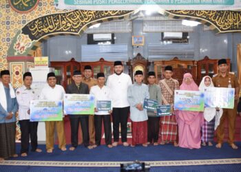 Wali Kota Padang Fadly Amran, saat menyerahkan dana operasional Triwulan III (Juni–September) bagi Ketua RT dan RW, Kader Posyandu, Kader PAUD, Imam Masjid, serta Guru TPQ/TQA dan MDTA se-Kecamatan Lubuk Begalung, di Masjid Darul Hikmah, Senin (27/10).(Foto:Ist)