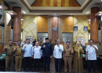 Wali Kota Padang Fadly Amran menandatangani, Rencana Aksi Efektivitas Pengendalian Korupsi Tahun 2025 bersama Badan Pengawasan Keuangan dan Pembangunan (BPKP) Perwakilan Provinsi Sumatera Barat, Senin (27/10).(Foto: Ist)
