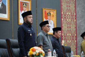 Wali Kota Padang Fadly Amran secara resmi, menyampaikan nota penjelasan tiga Rancangan Peraturan Daerah (Ranperda) Pemerintah Kota Padang dalam Rapat Paripurna DPRD Kota Padang, yang digelar di ruang sidang utama DPRD, Senin (27/10).(Foto:Ist)