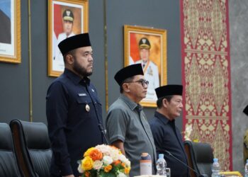 Wali Kota Padang Fadly Amran secara resmi, menyampaikan nota penjelasan tiga Rancangan Peraturan Daerah (Ranperda) Pemerintah Kota Padang dalam Rapat Paripurna DPRD Kota Padang, yang digelar di ruang sidang utama DPRD, Senin (27/10).(Foto:Ist)
