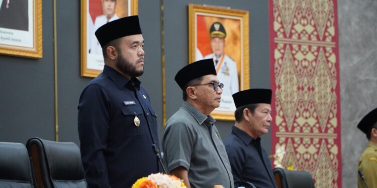 Wali Kota Padang Fadly Amran secara resmi, menyampaikan nota penjelasan tiga Rancangan Peraturan Daerah (Ranperda) Pemerintah Kota Padang dalam Rapat Paripurna DPRD Kota Padang, yang digelar di ruang sidang utama DPRD, Senin (27/10).(Foto:Ist)