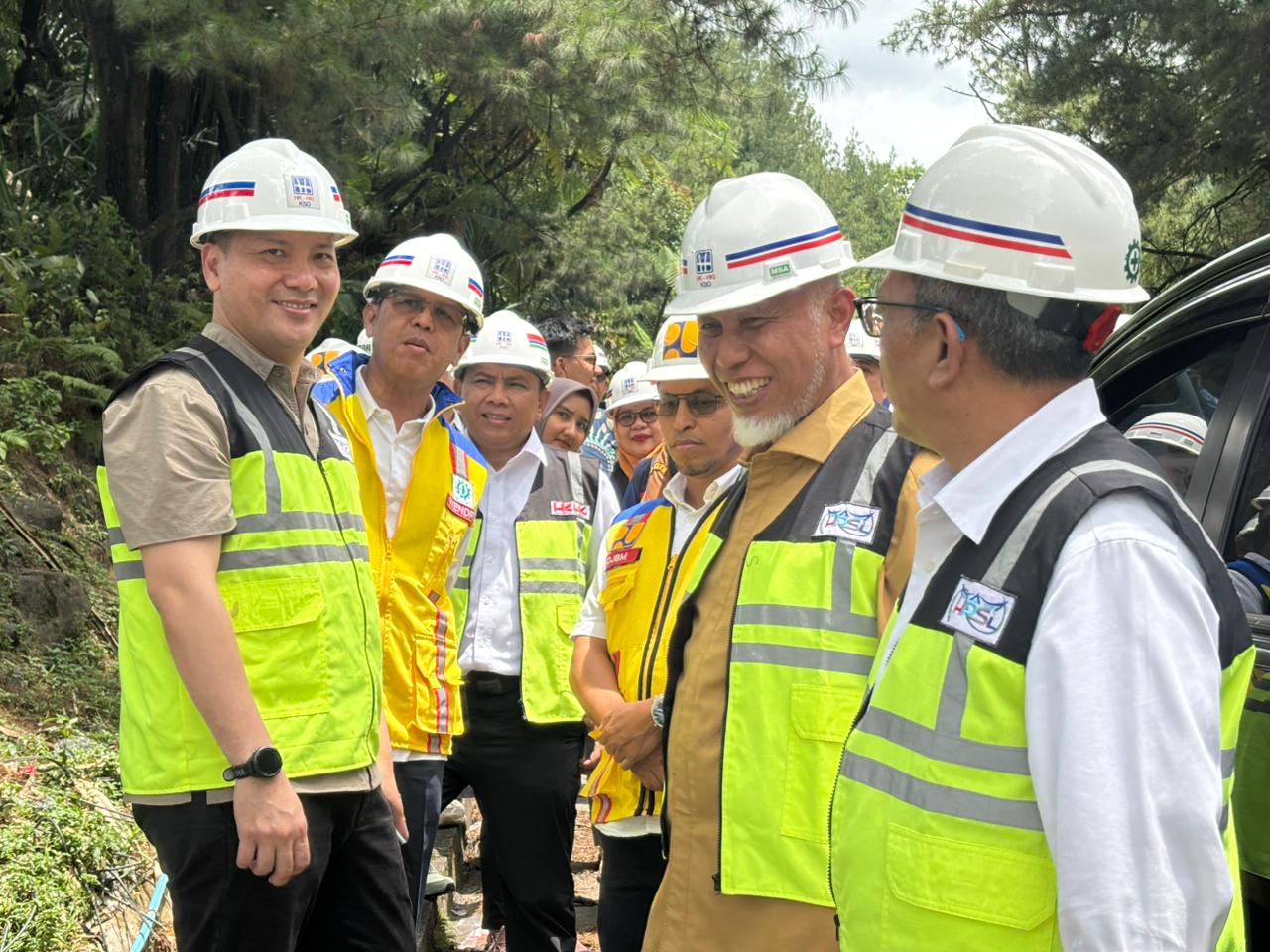 Gubernur Sumatera Barat, Mahyeldi Ansharullah, saat meninjau lokasi pembangunan fly over.[foto : ist]