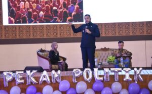 Wali Kota Padang Fadly Amran menjadi narasumber dalam Pekan Politik VIII, yang digelar Himpunan Mahasiswa Ilmu Politik, Fakultas Ilmu Sosial dan Ilmu Politik (FISIP) Universitas Andalas (Unand), di Auditorium Unand, Senin (27/10).(Foto:Ist)