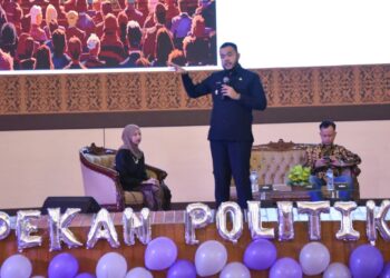 Wali Kota Padang Fadly Amran menjadi narasumber dalam Pekan Politik VIII, yang digelar Himpunan Mahasiswa Ilmu Politik, Fakultas Ilmu Sosial dan Ilmu Politik (FISIP) Universitas Andalas (Unand), di Auditorium Unand, Senin (27/10).(Foto:Ist)