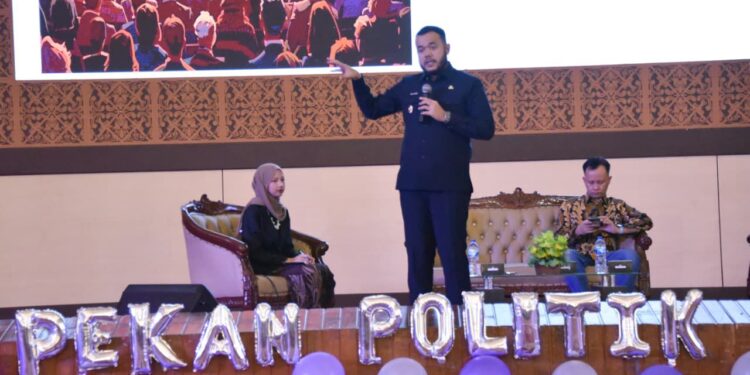 Wali Kota Padang Fadly Amran menjadi narasumber dalam Pekan Politik VIII, yang digelar Himpunan Mahasiswa Ilmu Politik, Fakultas Ilmu Sosial dan Ilmu Politik (FISIP) Universitas Andalas (Unand), di Auditorium Unand, Senin (27/10).(Foto:Ist)