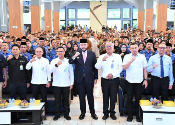 Wali Kota Padang Fadly Amran, secara simbolis serahkan Kartu Badan Penyelenggara Jaminan Sosial (BPJS) Ketenagakerjaan bagi 3.000 pekerja rentan, di Gedung Bagindo Aziz Chan Youth Center, Selasa (28/10).(Foto:Ist)