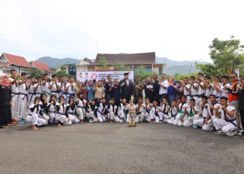 Wali Kota Padang Fadly Amran, menjadi pembina upacara peringatan Hari Sumpah Pemuda ke-97 Tahun 2025 di Lapangan Upacara Balai Kota Aia Pacah Padang, Selasa (28/10).(Foto: Ist)