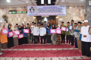 Wakil Wali Kota Padang Maigus Nasir, saat menghadiri subuh mubarakah dan penyerahan dana operasional Triwulan III bagi Ketua RT, RW, Guru TPQ/TQA, MDT, Imam Masjid, serta Kader Posyandu dan PAUD di Masjid Raya Nagari Nanggalo Surau Gadang, Selasa (28/10).(Foto: Ist)