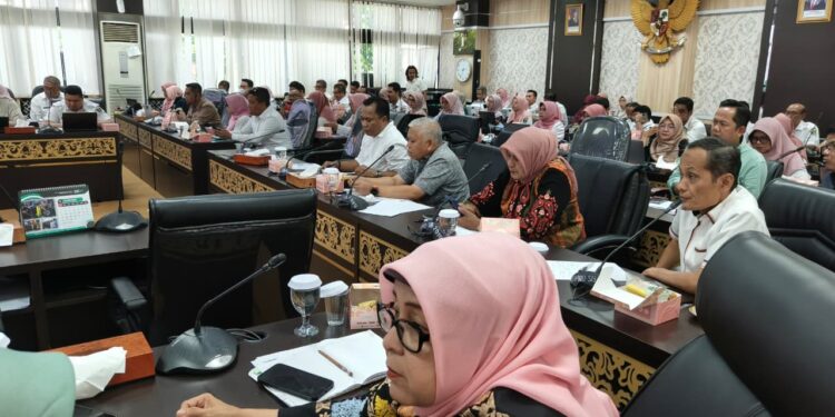 Rapat Badan Anggaran (Banggar) DPRD Sumbar bersama Tim Anggaran Pemerintah Daerah (TAPD) yang membahas Rancangan APBD Tahun 2026.[foto : ist]