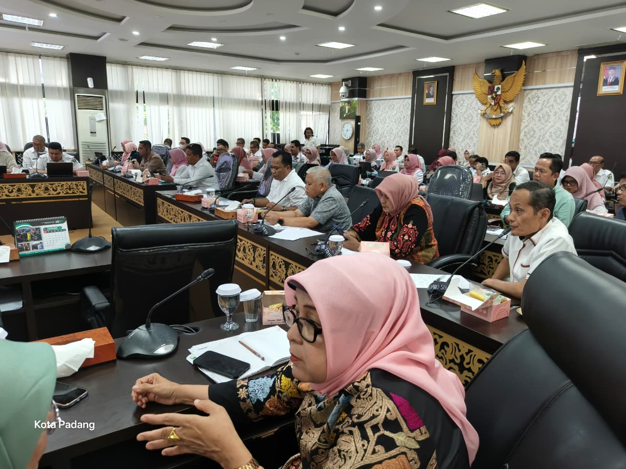 Rapat Badan Anggaran (Banggar) DPRD Sumbar bersama Tim Anggaran Pemerintah Daerah (TAPD) yang membahas Rancangan APBD Tahun 2026.[foto : ist]