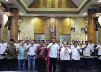 Wali Kota Padang Fadly Amran secara resmi, membuka kegiatan Forum Group Discussion (FGD) penyusunan Masterplan Smart City Kota Padang yang digelar di Ruang Abu Bakar Ja’ar, Balai Kota Aia Pacah, Rabu (29/10).(Foto:Ist)