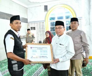 Penyerahan dilakukan,  di sela kegiatan Subuh Mubarakah dalam rangka aktivasi Program Unggulan (Progul) Smart Surau, yang berlangsung di Masjid Jami’atul Huda, Jalan By Pass Ketaping, Kelurahan Pasar Ambacang, Rabu (29/10).(Foto:Ist)