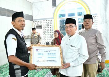 Penyerahan dilakukan, di sela kegiatan Subuh Mubarakah dalam rangka aktivasi Program Unggulan (Progul) Smart Surau, yang berlangsung di Masjid Jami’atul Huda, Jalan By Pass Ketaping, Kelurahan Pasar Ambacang, Rabu (29/10).(Foto:Ist)