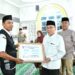 Penyerahan dilakukan, di sela kegiatan Subuh Mubarakah dalam rangka aktivasi Program Unggulan (Progul) Smart Surau, yang berlangsung di Masjid Jami’atul Huda, Jalan By Pass Ketaping, Kelurahan Pasar Ambacang, Rabu (29/10).(Foto:Ist)