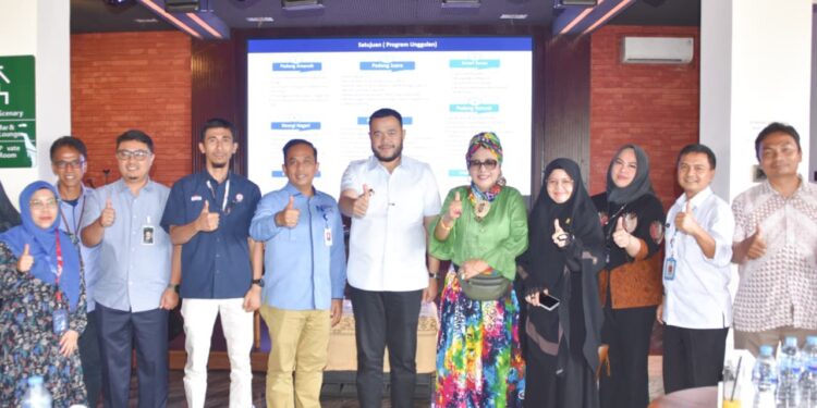 Wali Kota Padang Fadly Amran mengadakan, pertemuan dengan Forum Tanggung Jawab Sosial dan Lingkungan Badan Usaha (TJSLBU) Provinsi Sumatera Barat Sumbar), di Satiga Coffee dan Resto, Kelurahan Batang Arau, Kecamatan Padang Selatan, Rabu (29/10).(Foto: Ist)