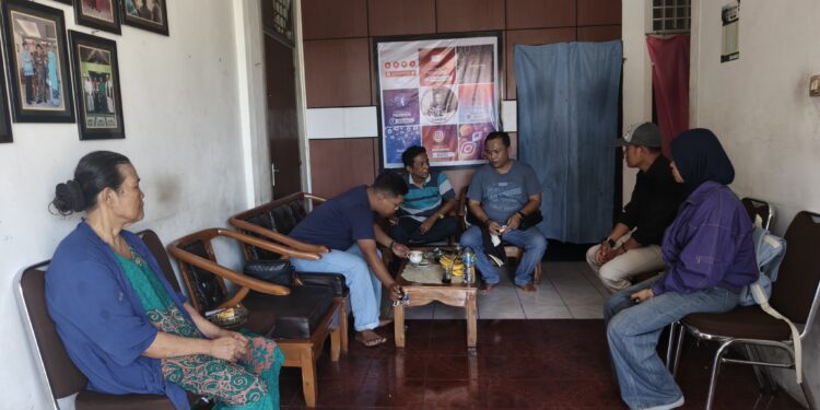 Donizar bersama masyarakat yang mengunjungi rumah singgah.[foto : ist]