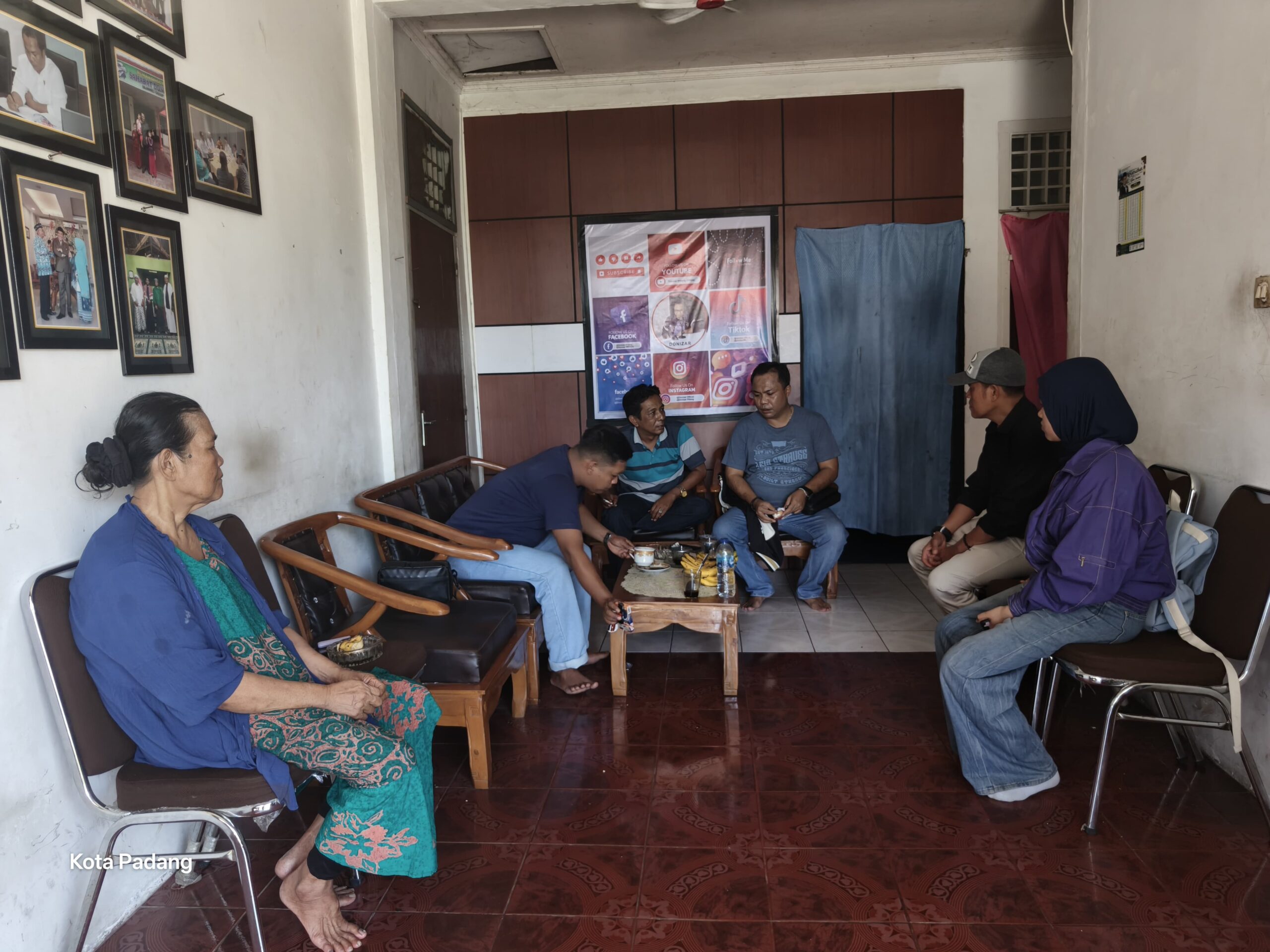 Donizar bersama masyarakat yang mengunjungi rumah singgah.[foto : ist]