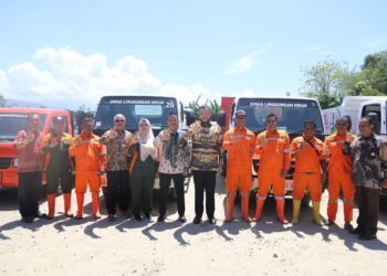 Wali Kota Padang Fadly Amran, serahkan armada operasional baru kepada Dinas Lingkungan Hidup (DLH) Kota Padang, bertempat di Pool DLH, Aia Pacah, Kecamatan Koto Tangah, Kamis (30/10).(Foto:Ist)