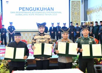 Wali Kota Padang, Fadly Amran, secara resmi mengukuhkan Dubalang Kota Padang di Gedung Bagindo Aziz Chan Youth Center, Kamis (30/10).(Foto:Ist)