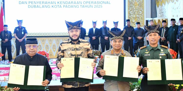 Wali Kota Padang, Fadly Amran, secara resmi mengukuhkan Dubalang Kota Padang di Gedung Bagindo Aziz Chan Youth Center, Kamis (30/10).(Foto:Ist)