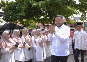 Wali Kota Padang Fadly Amran serahkan, satu set alat band kepada tujuh Sekolah Menengah Pertama Negeri (SMPN) di Kota Padang sebagai upaya mendukung pengembangan minat dan bakat pelajar. Penyerahan dilakukan secara simbolis di SMPN 5 Padang, Jumat (31/10).(Foto:Ist)
