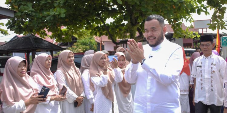 Wali Kota Padang Fadly Amran serahkan, satu set alat band kepada tujuh Sekolah Menengah Pertama Negeri (SMPN) di Kota Padang sebagai upaya mendukung pengembangan minat dan bakat pelajar. Penyerahan dilakukan secara simbolis di SMPN 5 Padang, Jumat (31/10).(Foto:Ist)