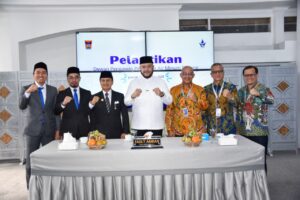 Wali Kota Padang Fadly Amran melantik, tiga orang Dewan Pengawas (Dewas) Perusahaan Umum Daerah (Perumda) Air Minum Kota Padang. Pelantikan berlangsung di Gedung Putih Rumah Dinas Wali Kota, Kamis (31/10). (Foto:Ist)