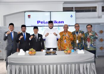 Wali Kota Padang Fadly Amran melantik, tiga orang Dewan Pengawas (Dewas) Perusahaan Umum Daerah (Perumda) Air Minum Kota Padang. Pelantikan berlangsung di Gedung Putih Rumah Dinas Wali Kota, Kamis (31/10). (Foto:Ist)