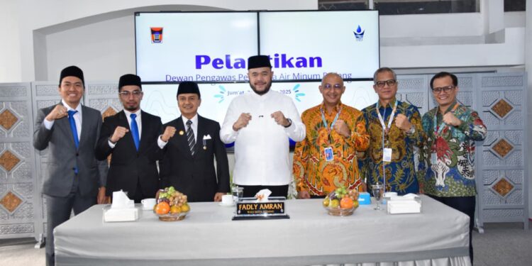 Wali Kota Padang Fadly Amran melantik, tiga orang Dewan Pengawas (Dewas) Perusahaan Umum Daerah (Perumda) Air Minum Kota Padang. Pelantikan berlangsung di Gedung Putih Rumah Dinas Wali Kota, Kamis (31/10). (Foto:Ist)