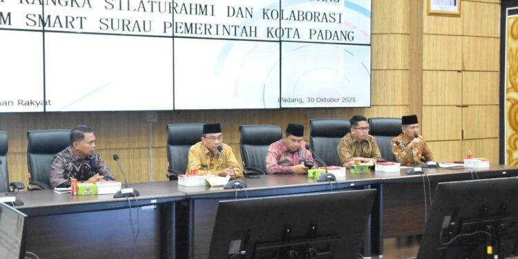 Wakil Wali Kota Padang Maigus Nasir secara resmi, membuka Pertemuan Tokoh Organisasi Masyarakat (Ormas) Keagamaan Islam se-Kota Padang yang digelar di Ruang Abu Bakar Ja’ar, Balai Kota Aie Pacah, Kamis (30/10).(Foto:Ist)