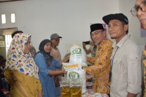 Wakil Wali Kota Padang Maigus Nasir  secara simbolis, serahkan  bantuan pangan berupa beras dan minyak goreng dari Perum Bulog Wilayah Sumatera Barat, di Kantor Lurah Ulak Karang Utara, Kecamatan Padang Utara, Kamis (30/10).(Foto:Ist)