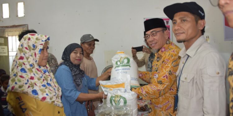 Wakil Wali Kota Padang Maigus Nasir secara simbolis, serahkan bantuan pangan berupa beras dan minyak goreng dari Perum Bulog Wilayah Sumatera Barat, di Kantor Lurah Ulak Karang Utara, Kecamatan Padang Utara, Kamis (30/10).(Foto:Ist)